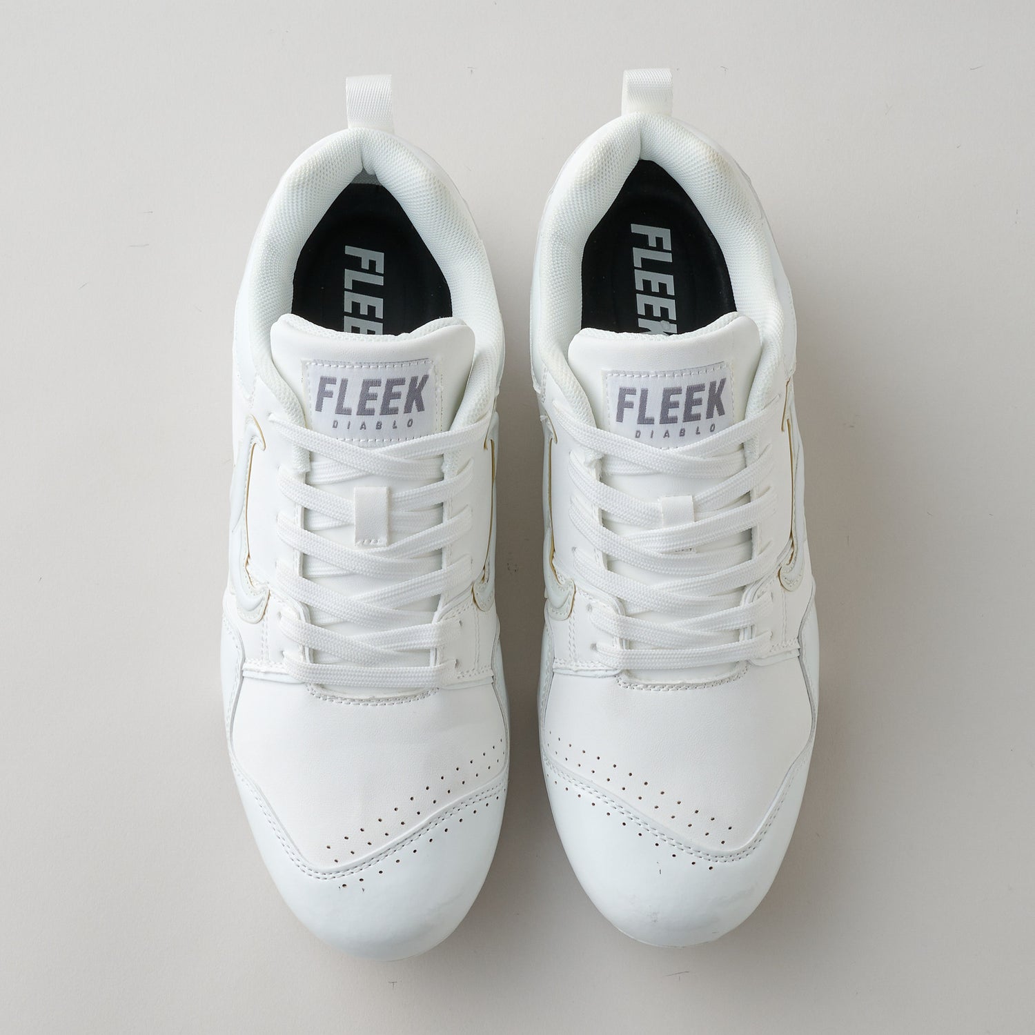 FLEEK DIABLO LOW FOOTBALL CLEATS クールホワイト