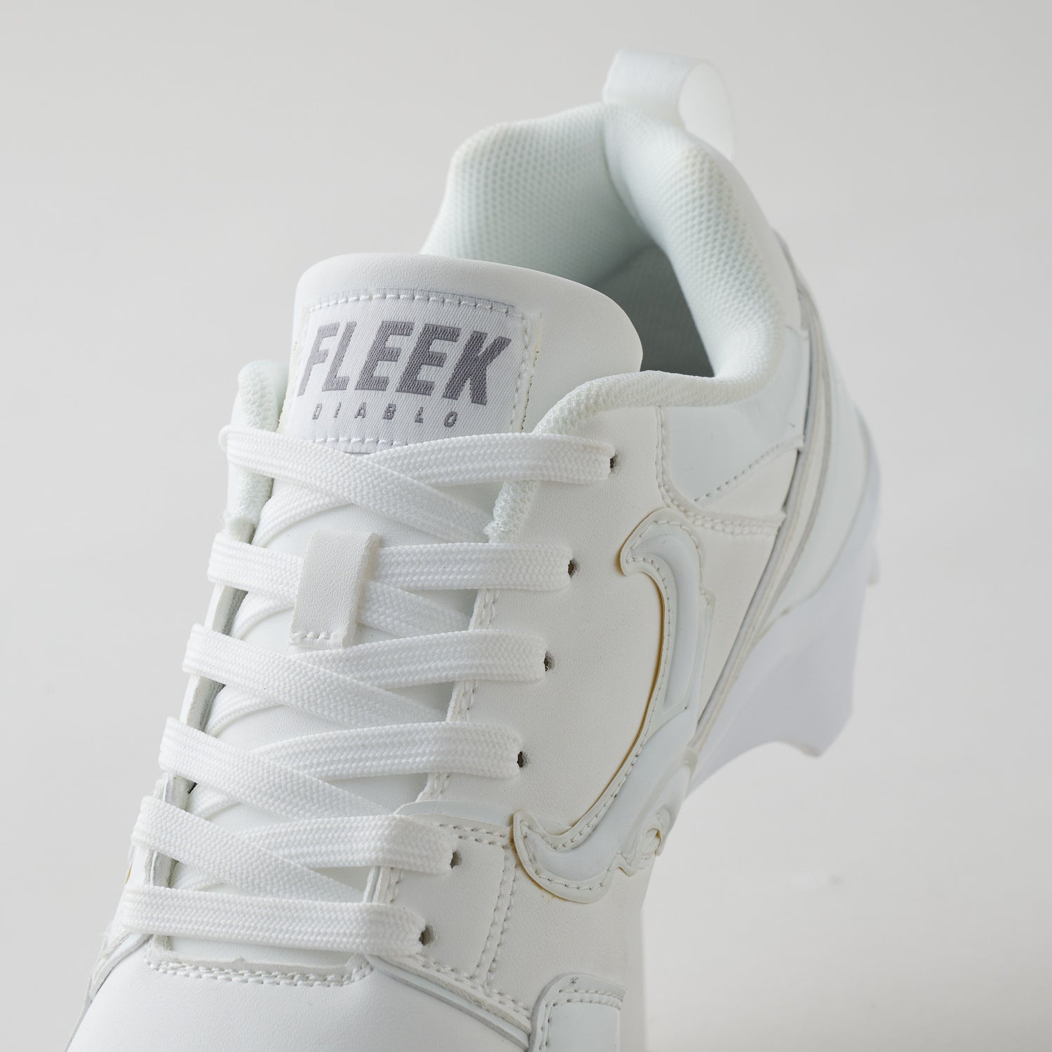 FLEEK DIABLO LOW FOOTBALL CLEATS クールホワイト